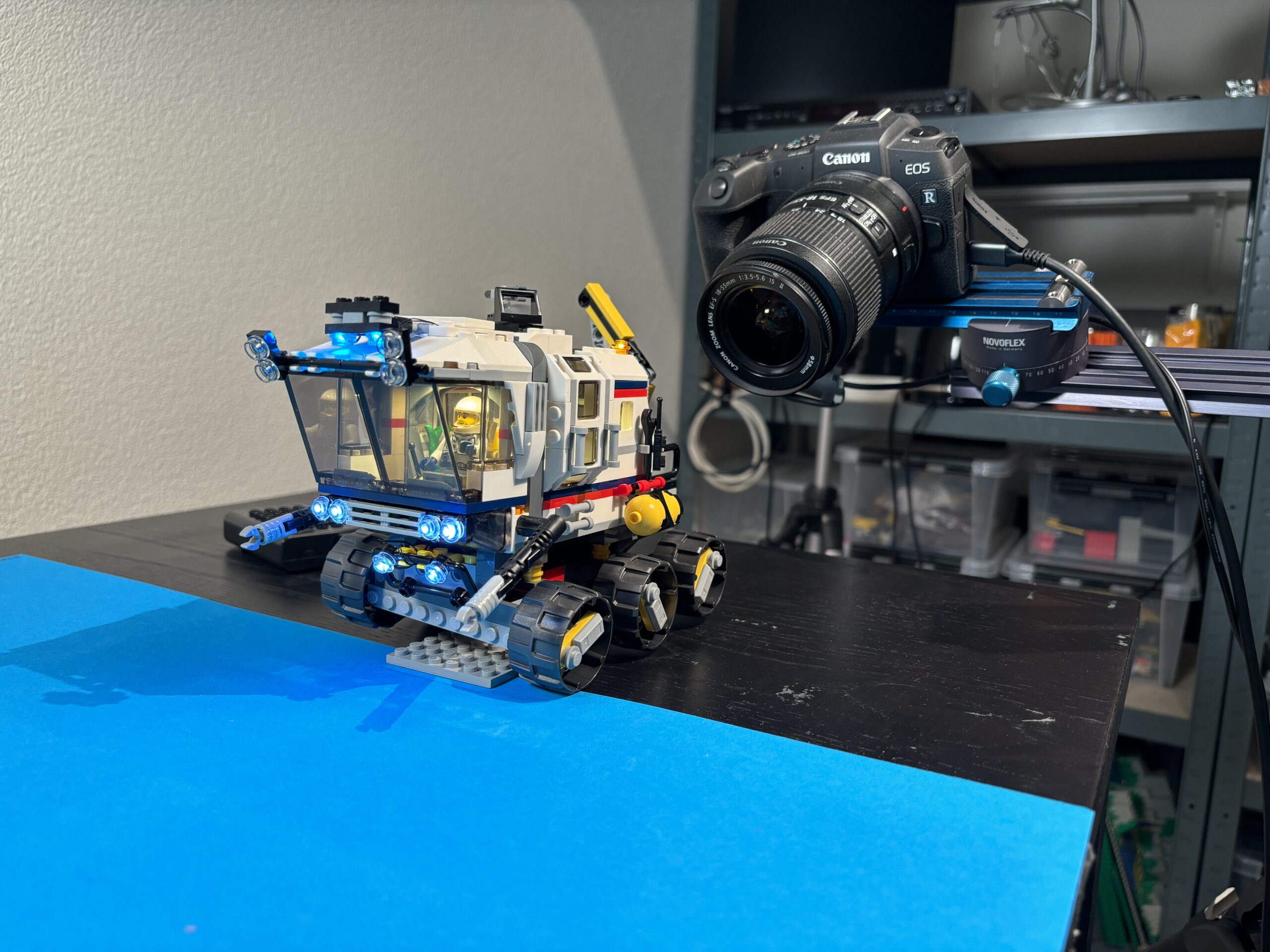 Behind the scenes Bild mit Rover vor Bluescreen